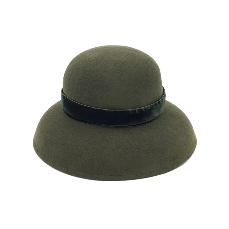 قبعات صوفية باللون الأخضر الداكن