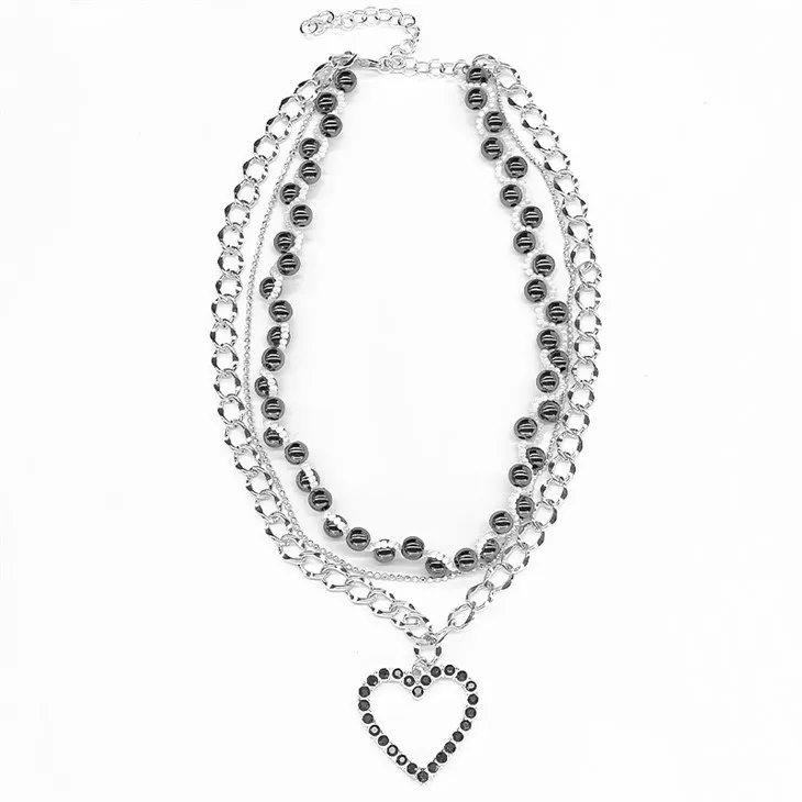 مجموعة قلادات على شكل قلب