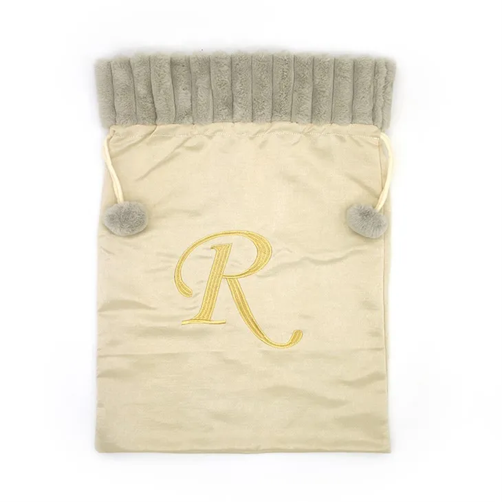 جوارب عيد الميلاد ذات الحروف العملاقة