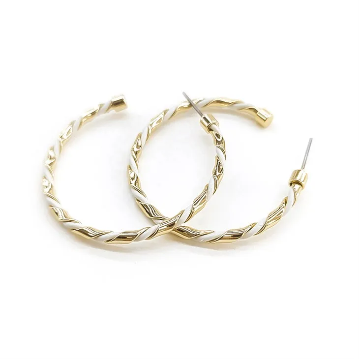 قرط أذن مزين بزخارف ذهبية