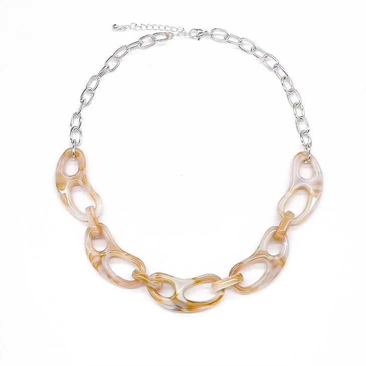 قلادة فضية جريئة